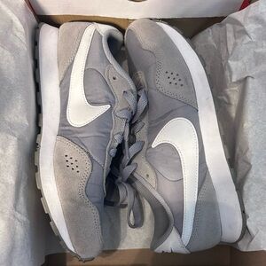 Nike MD Valiant GS in Gray and White